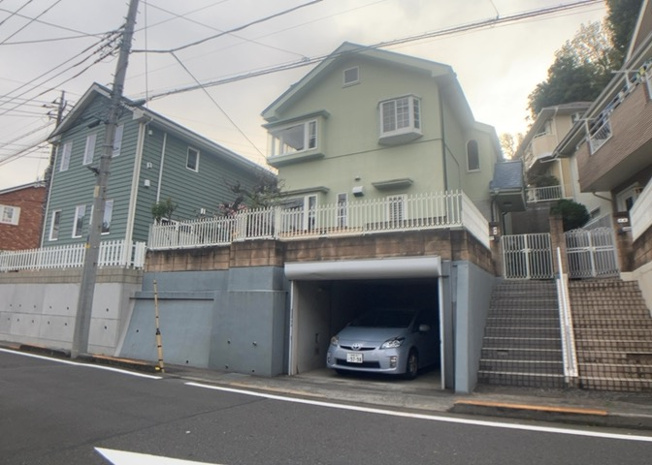 【外観】 | 現地に行くなら、物件の周囲の地形がどうなっているかを見ることも大切です。周辺より低くなっている土地では、大雨などで水が集まりやすいため、地盤が弱くなっているということも考えられるため、注意が必要です。