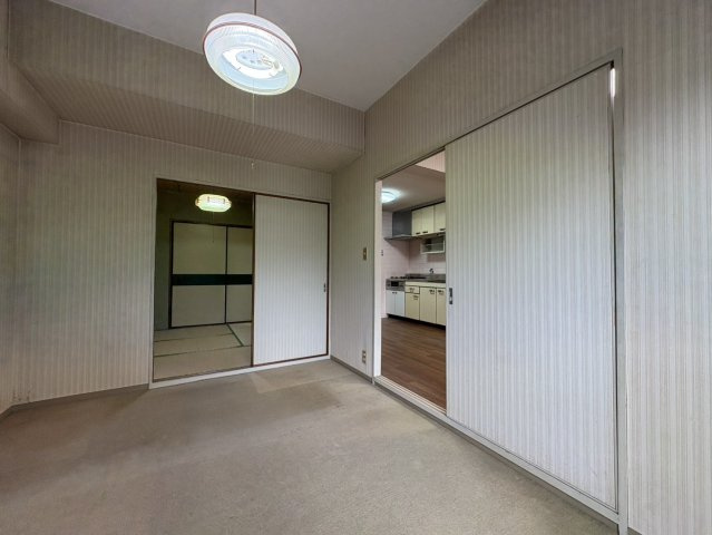 ベルメゾン武蔵関2階の洋室|ダイニングキッチンに繋がる洋室です