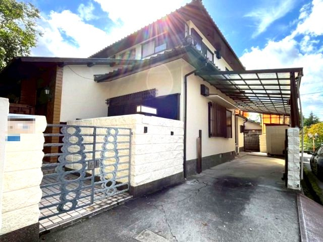 売布きよしガ丘の玄関|ゆとりを感じさせる上質で明るい空間が住まう人や訪れる人を心地よく迎え入れてくれます。
