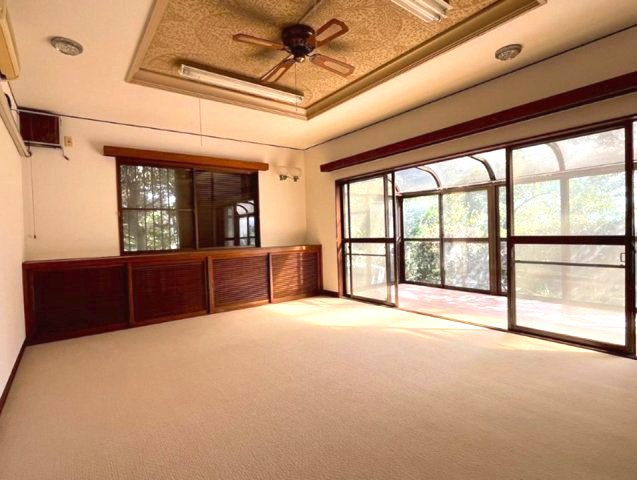 売布きよしガ丘の居間・リビング|広くゆったりと家族揃って寛げるLDは18帖。毎日の始まりと終わりをここで迎える大切な空間はいつでも心地良い空気感。落ち着いた雰囲気で過ごしたり家族でわいわい盛り上がる日も。
