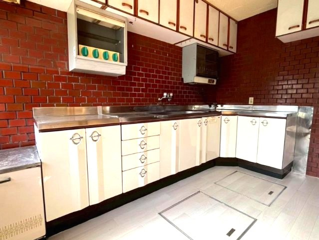 売布きよしガ丘のキッチン|本を読みながら料理をしたり、家族とコミュニケーションを取りながら家事をしたり。ご夫婦や親子での料理をする時間が楽しくなる使い勝手の良い、広いワークトップ♪
