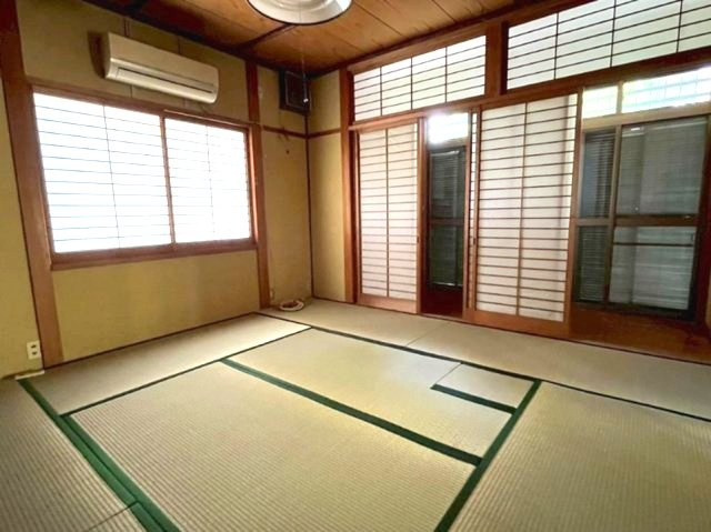売布きよしガ丘の和室|大きな窓からたっぷりと陽光が注がれる明るい空間。庭を眺めながら過ごせます