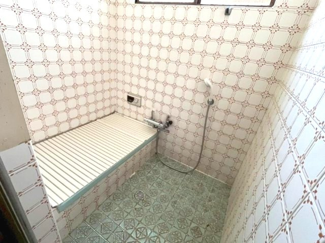 売布きよしガ丘の浴室|一日の疲れを癒してくれる場所なので、快適に過ごして、是非半身浴をお楽しみ下さい。空気が籠らない様に小窓も設置しております。
