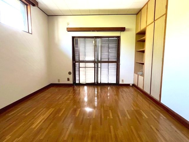 売布きよしガ丘の洋室|光が沢山取り込める大きな窓。2面採光なので、日差しを長時間受ける事が出来る暖かいお部屋です。
