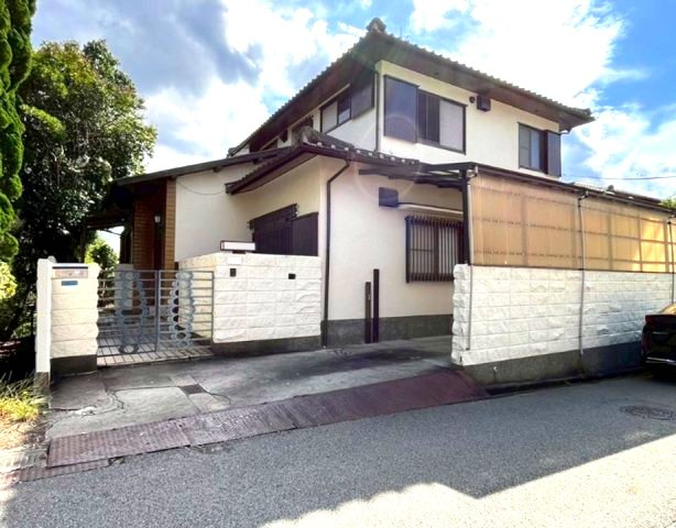 売布きよしガ丘の外観|上質感漂う玄関へのアプローチ。居住者の帰り、訪れる方を優しく迎える・安らぎに満ちた生活空間を予感させる。健やかな暮らしを楽しめそう

