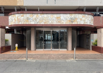 【エントランス】 | ディナスカーラ南橋本 | マンションのエントランスには、もともと風よけや防犯の役割がありますが、マンションによって宅配ボックスなどの設備が備わっている所もあります。日々の生活をイメージしながら生活しやすさをチェックしましょう。
