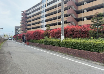 【外観】 | ディナスカーラ南橋本 | 外観はマンション管理がされているかの目安になります。築年数が古いと、壁面は劣化してひび割れが生じることも！建物が古びていても細かいところが修繕されていると、きちんと管理されているなぁと感じるでしょう。