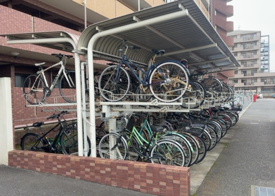 【駐車場】 | ディナスカーラ南橋本 | 車一台あたりに必要なスペースは、標準サイズの普通自動車で横幅2m50cm、長さ5mは必要になります。ただし、乗降のことも考慮して横幅3m30cm、長さ5m50cmほどは確保できるところを選びましょう。