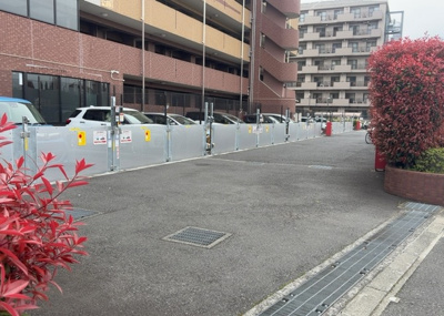 【駐車場】 | ディナスカーラ南橋本 | 駐車場と明記されていても、最小スペースでつくられた駐車場だと大型車は駐車できなかったり、出入りしにくくなったりする可能性があります。お車のサイズと購入したい物件の駐車場のサイズを現地で確認しましょう。