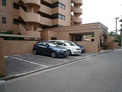 ライオンズマンション西霞町の駐車場