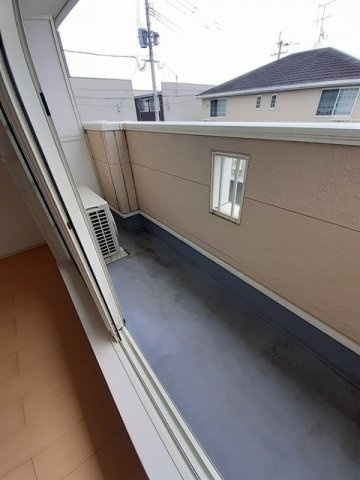 エクセラン長嶺Ｂのバルコニー|外からの目が気にならないバルコニーで洗濯物が干せます