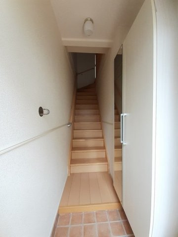 エクセラン長嶺Ｂの玄関|明るい玄関です