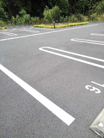 ＮｏｂｌｅＰｅａｃｈ弐番館の駐車場|カースペースがあります