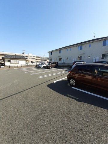 サンリット　Ⅱの駐車場|車をお持ちの方に嬉しい駐車場付きの物件です