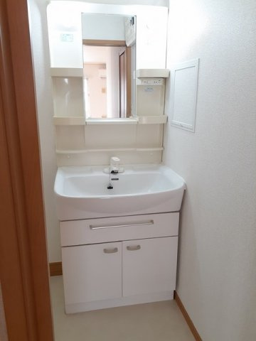 熊本市北区鶴羽田４丁目のアパートの洗面所|明るい洗面所です