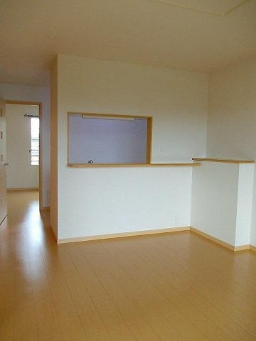 熊本市北区鶴羽田４丁目のアパートの居間・リビング|こちらのリビングで趣味の時間をお楽しみください