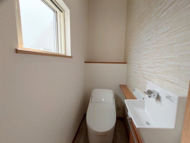 売中古戸建　静岡市駿河区高松のトイレ|手洗い器や棚などがついて嬉しい仕様！