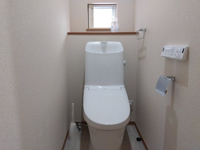 売中古戸建　静岡市駿河区高松のトイレ|2階トイレにも窓があります！