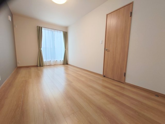 売中古戸建　静岡市駿河区高松の洋室|8.3帖の洋室からはバルコニーに出られます！