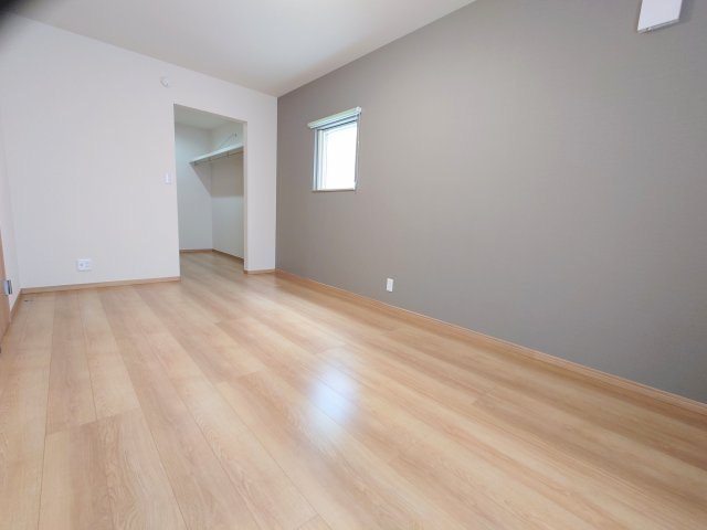 売中古戸建　静岡市駿河区高松の洋室|オープンタイプのウォークインクローゼットは3帖で、たっぷり収納できます！