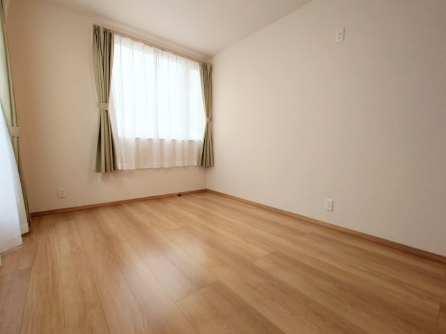 売中古戸建　静岡市駿河区高松の洋室|全居室2面採光なので、明るく、風通しが良いのが嬉しいポイントです！