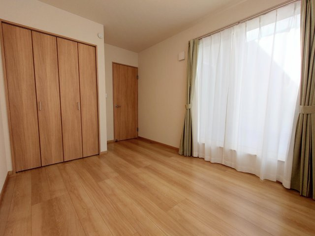 売中古戸建　静岡市駿河区高松の洋室|6.2帖の洋室からもバルコニーに出られます！