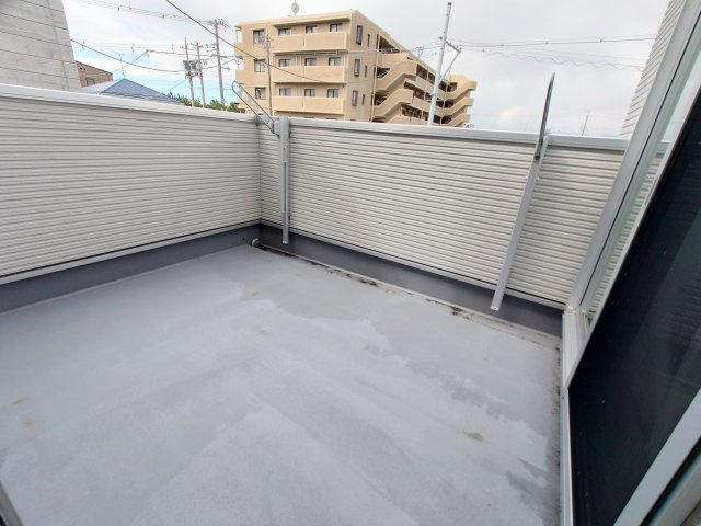 売中古戸建　静岡市駿河区高松のバルコニー|奥行きがあるので洗濯物が干しやすいです！