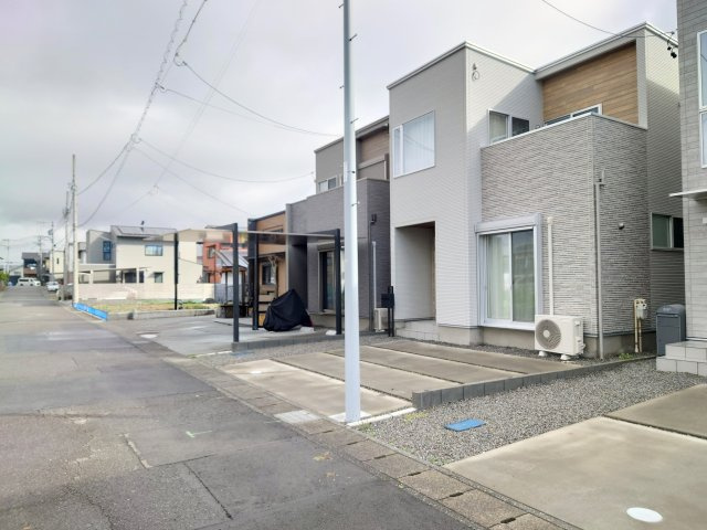 売中古戸建　静岡市駿河区高松の前面道路含む現地写真|駐車場は並列で2台停められます！