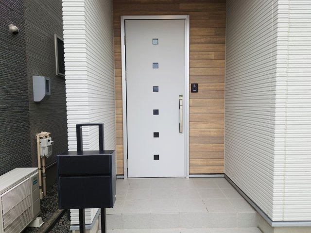 売中古戸建　静岡市駿河区高松の玄関|木目がアクセントになっている、スタイリッシュな玄関外観です！