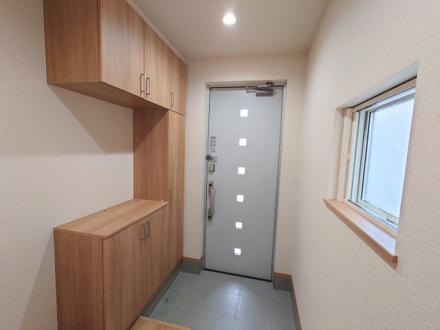 売中古戸建　静岡市駿河区高松の玄関|大型のシューズボックスで玄関がすっきり片付きます！