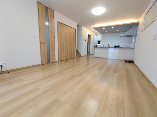 売中古戸建　静岡市駿河区高松の居間・リビング|20帖のLDKにはパントリーも装備。ストック食材などがすっきり収納できます！