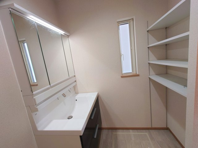 売中古戸建　静岡市駿河区高松の独立洗面台|脱衣所にも嬉しい収納付き！