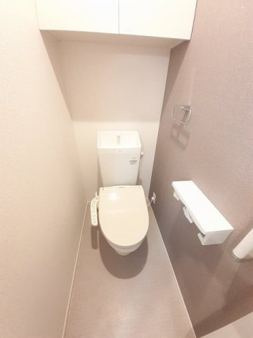 熊本市北区梶尾町のアパートのトイレ|落ち着いた色調のトイレです