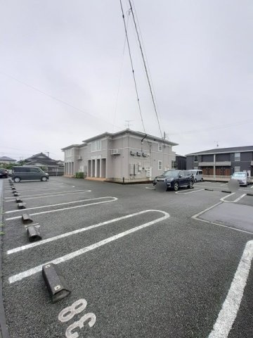 合志市須屋のアパートの駐車場|駐車場があるので、車を買う予定の方も安心です