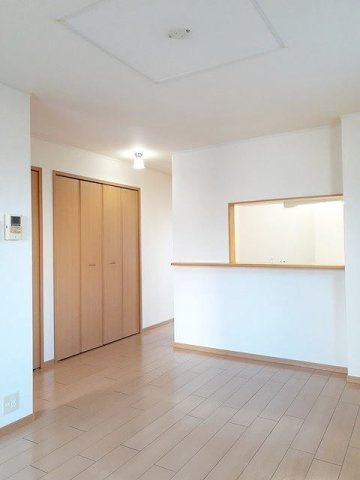 熊本市中央区渡鹿７丁目のアパートの居間・リビング|こちらのリビングで趣味の時間をお楽しみください