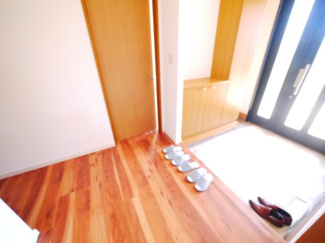 【玄関】 | 大網白里市みどりが丘　中古戸建 | 内外装リフォーム済み令和8年3月 積水ハウス軽量鉄骨  都市ガス上下水 電動シャッター 駐車2台可能