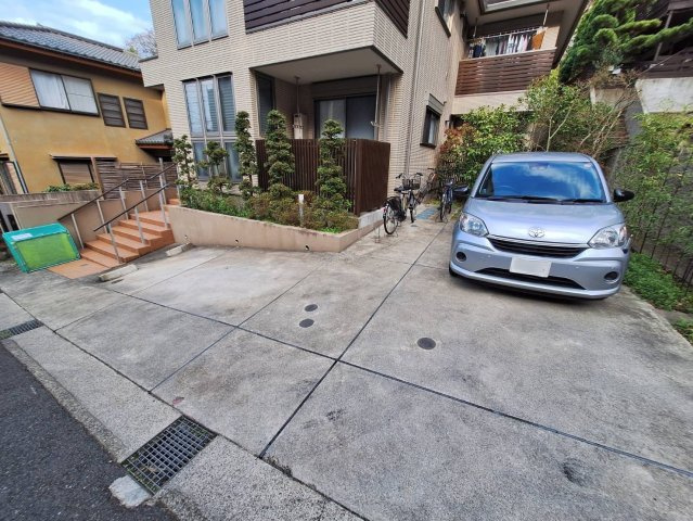 エバーグリーンの駐車場