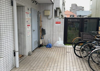 【設備】 | メゾン・ド・アンピール | 共有部分は、住民なら誰もが使える設備のこと。例えば駐車場やエレベーター、インターネット設備、セキュリティ設備などがあります。他にも、マンションの廊下・外部階段やエントランス・ゴミ置き場などがあります。