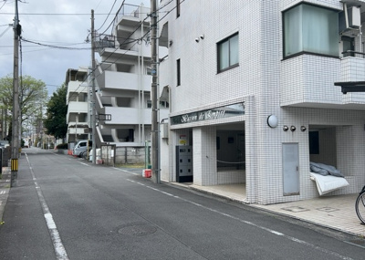 【外観】 | メゾン・ド・アンピール | 隣家の土地はどうなっているのか、生活利便施設が近くにあるのか、学校まで近いかなど、お客様のライフスタイルにあわせたイメージが重要です。また、近くにあると困る施設が近くにないかも確認するといいでしょう。