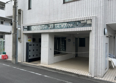 【構造・工法・仕様】 | メゾン・ド・アンピール | ＳＲＣ造は強度や耐震性の面でもRC造と比べて優れています。そのため、10階建以上の高層または超高層マンションなどの建築にも多く採用されています。柱や梁などのサイズが小さくても高い耐震性を確保できます。