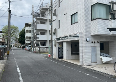 【外観】 | メゾン・ド・アンピール | 外観はマンション管理がされているかの目安になります。築年数が古いと、壁面は劣化してひび割れが生じることも！建物が古びていても細かいところが修繕されていると、きちんと管理されているなぁと感じるでしょう。