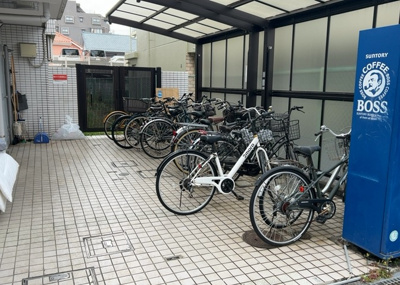 【駐車場】 | メゾン・ド・アンピール | 車一台あたりに必要なスペースは、標準サイズの普通自動車で横幅2m50cm、長さ5mは必要になります。ただし、乗降のことも考慮して横幅3m30cm、長さ5m50cmほどは確保できるところを選びましょう。