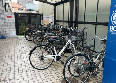 【駐車場】 | メゾン・ド・アンピール | 駐車場と明記されていても、最小スペースでつくられた駐車場だと大型車は駐車できなかったり、出入りしにくくなったりする可能性があります。お車のサイズと購入したい物件の駐車場のサイズを現地で確認しましょう。
