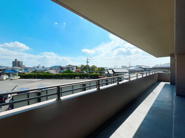 【展望】 | ランドゥール久留米サウスステージ☆仲介手数料無料☆ | 久留米市南エリアの落ち着いた住環境。駅へのアクセスと車移動の利便性を兼ね備えた好立地です。近隣には買い物施設も多く、共働き世帯にも嬉しい環境。2階角部屋の開放感を、ぜひ現地でご体感ください！
