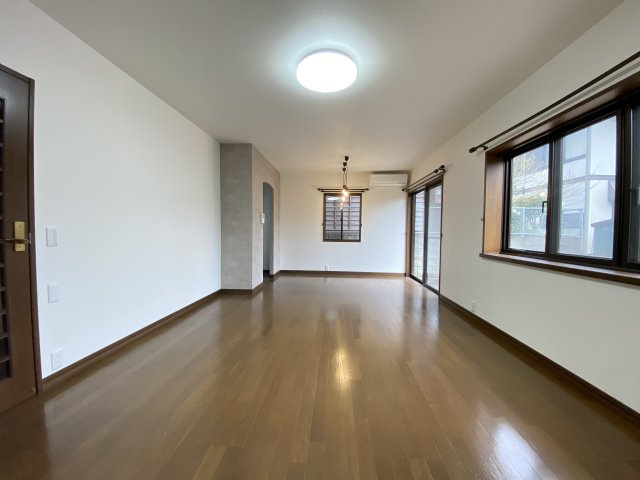 【居間・リビング】 | 荒尾市一部 | ☆2面採光で明るい12.0帖のLDK！（和室と繋げると広々18.0帖！）☆