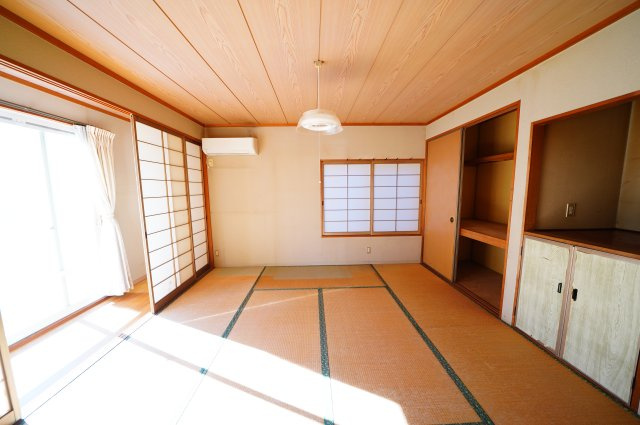 富岡市七日市　中古住宅の和室|現地写真　大きめ8帖の和室。リビングと離れているので客間などに便利です！