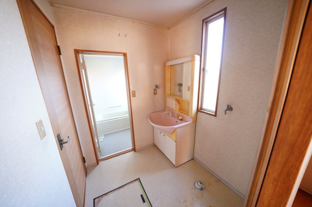 富岡市七日市　中古住宅の独立洗面台|現地写真　大きな洗濯機も置ける洗面所。キッチンからも廊下からも出入りができます。