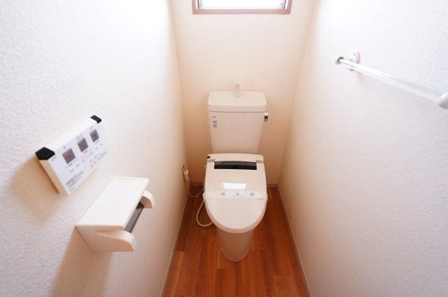 富岡市七日市　中古住宅のトイレ|現地写真　1Fトイレ。2Fにもトイレがあって便利です。どちらもウォシュレット付きです！