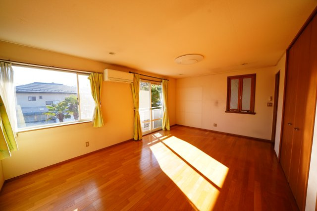 富岡市七日市　中古住宅の洋室|現地写真　広々とした主寝室は窓も大きく明るいです♪