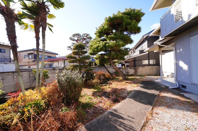 富岡市七日市　中古住宅の庭|現地写真　敷地がゆったりなのでお庭も広々です！